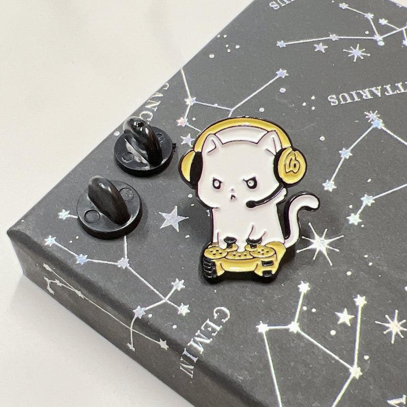 Cute Gaming Cat Lapel Pin – Gift for Gamers and Feline Fans